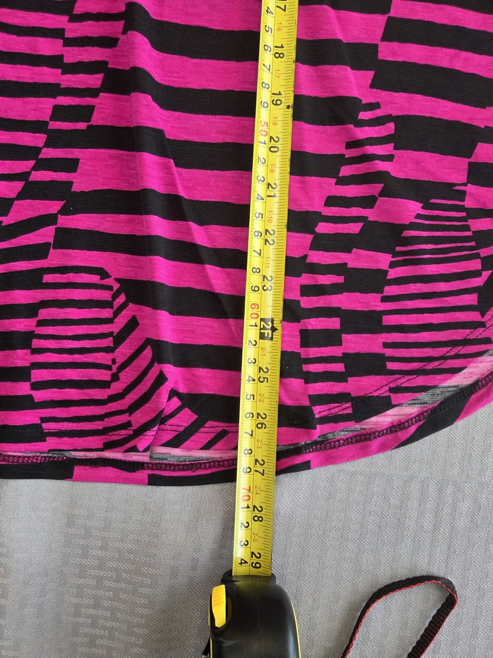 Dear Scarlett "Lizzy" 3/4 sleeve split-neck top -Size Small - Picture 7 of 8